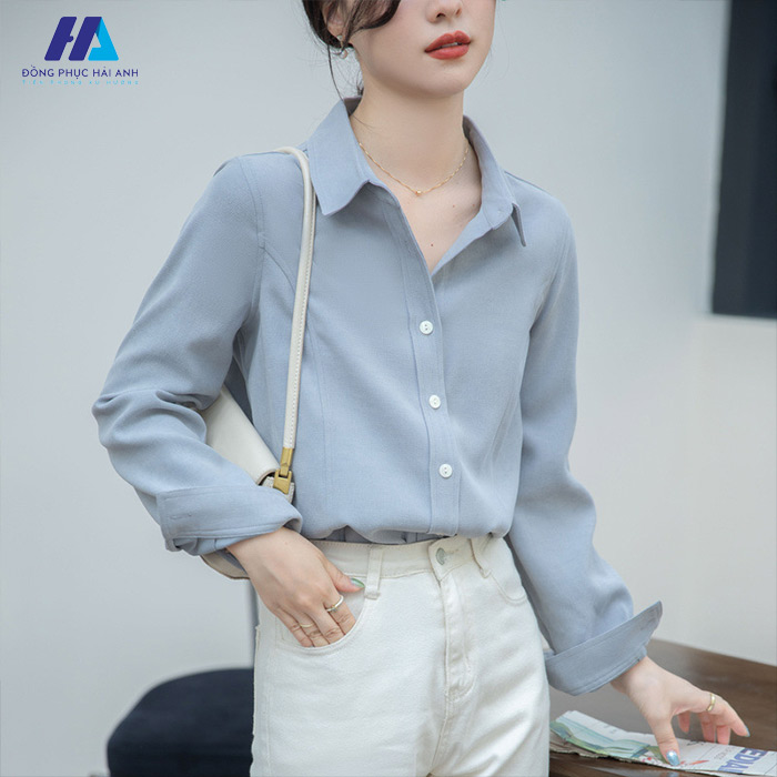 Áo sơ mi công sở màu xanh dễ dàng phối với nhiều phong cách khác nhau