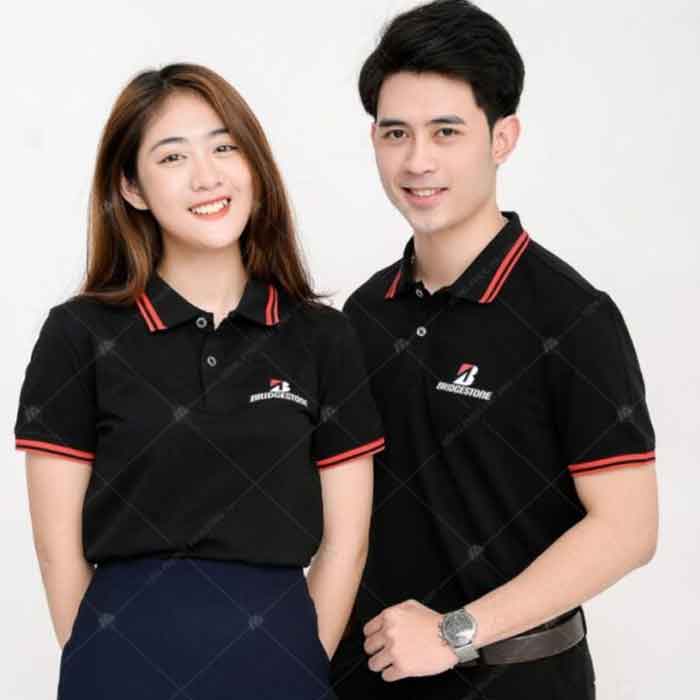 Logo màu trắng nổi bật trên nền đồng phục đen