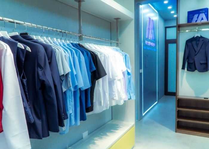 Một phần không gian shop Hải Anh bán áo sơ mi trắng nữ