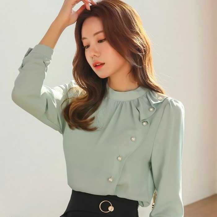 Sơ mi cổ tròn thoải mái, không gây cảm giác gò bó