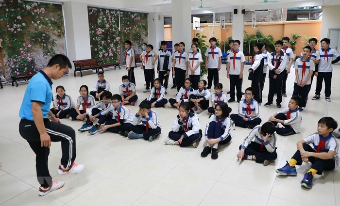 đồng phục trường Ngô Sĩ Liên số 4 áo thể dục đồng phục trường Ngô Sĩ Liên có màu trắng phối xanh dương