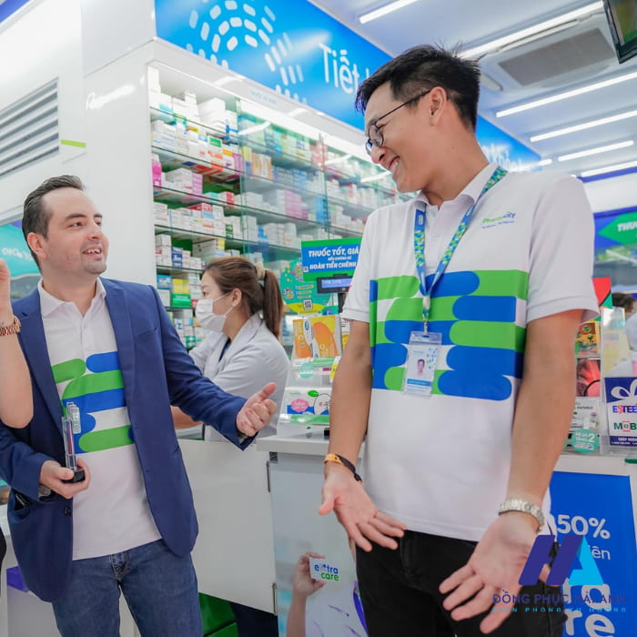 Không thể thiếu thẻ nhân viên trong bộ đồng phục Pharmacity