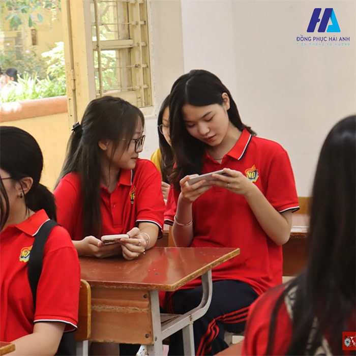 Mẫu đồng phục thể dục Việt Đức màu đỏ rực rỡ, bắt mắt