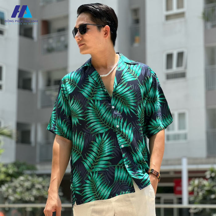 Áo sơ mi đồng phục lớp họa tiết lá tạo cảm giác thoải mái, năng động cho người mặc