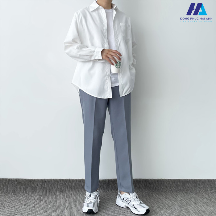 Phối giày sneaker cùng quần tây và áo sơ mi đồng phục