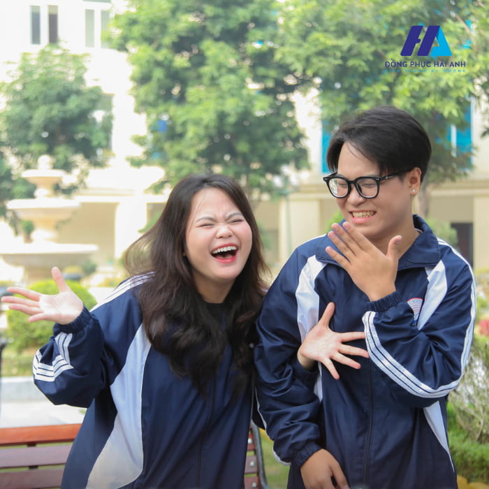 Thiết kế áo khoác gió đồng phục AJC giúp giữ ấm cơ thể sinh viên