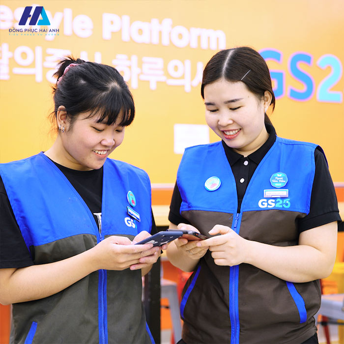 Áo gile độc đáo của nhân viên bán hàng tại GS25