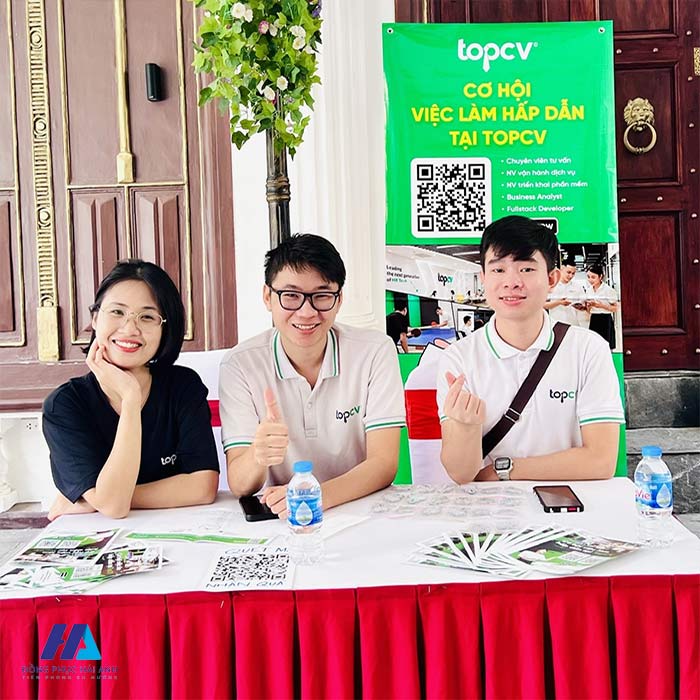 Trắng, xanh lá và xanh than là những màu sắc chủ đạo trong thiết kế đồng phục của TopCV