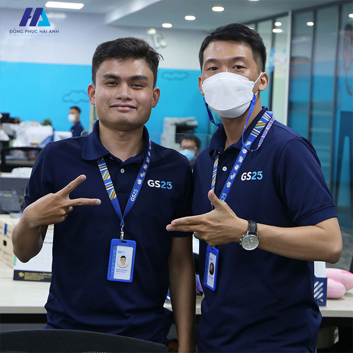 Đồng phục nhân viên GS25 lựa chọn tone màu xanh dương trẻ trung, hiện đại