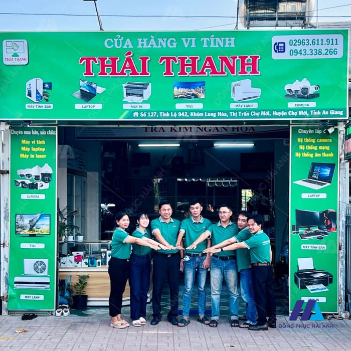 Áo đồng phục cửa hàng vi tính Thái Minh được thiết kế theo form áo Regular Fit