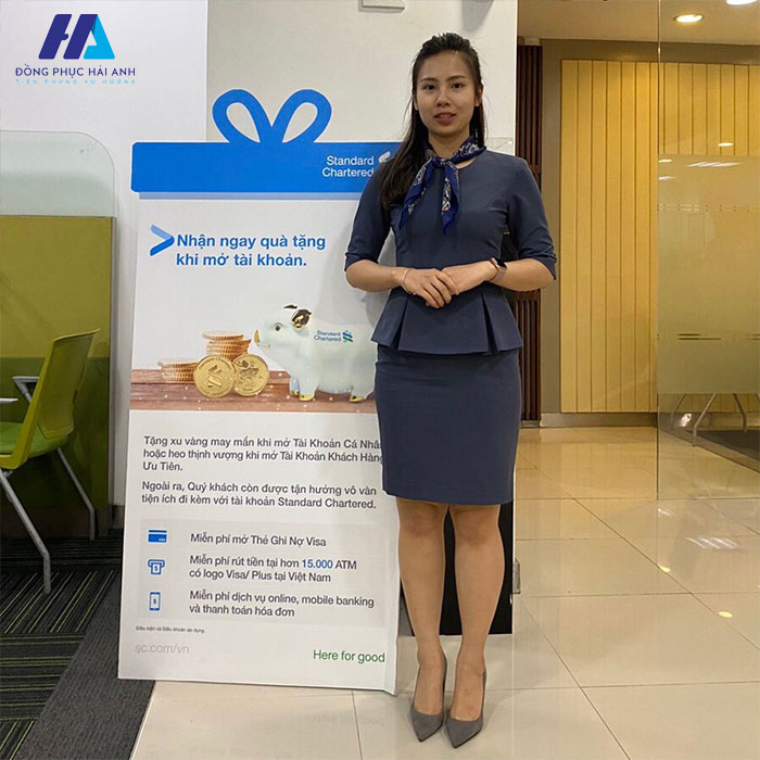 Sang trọng và lịch sự với mẫu đồng phục váy liền thân Standard Chartered
